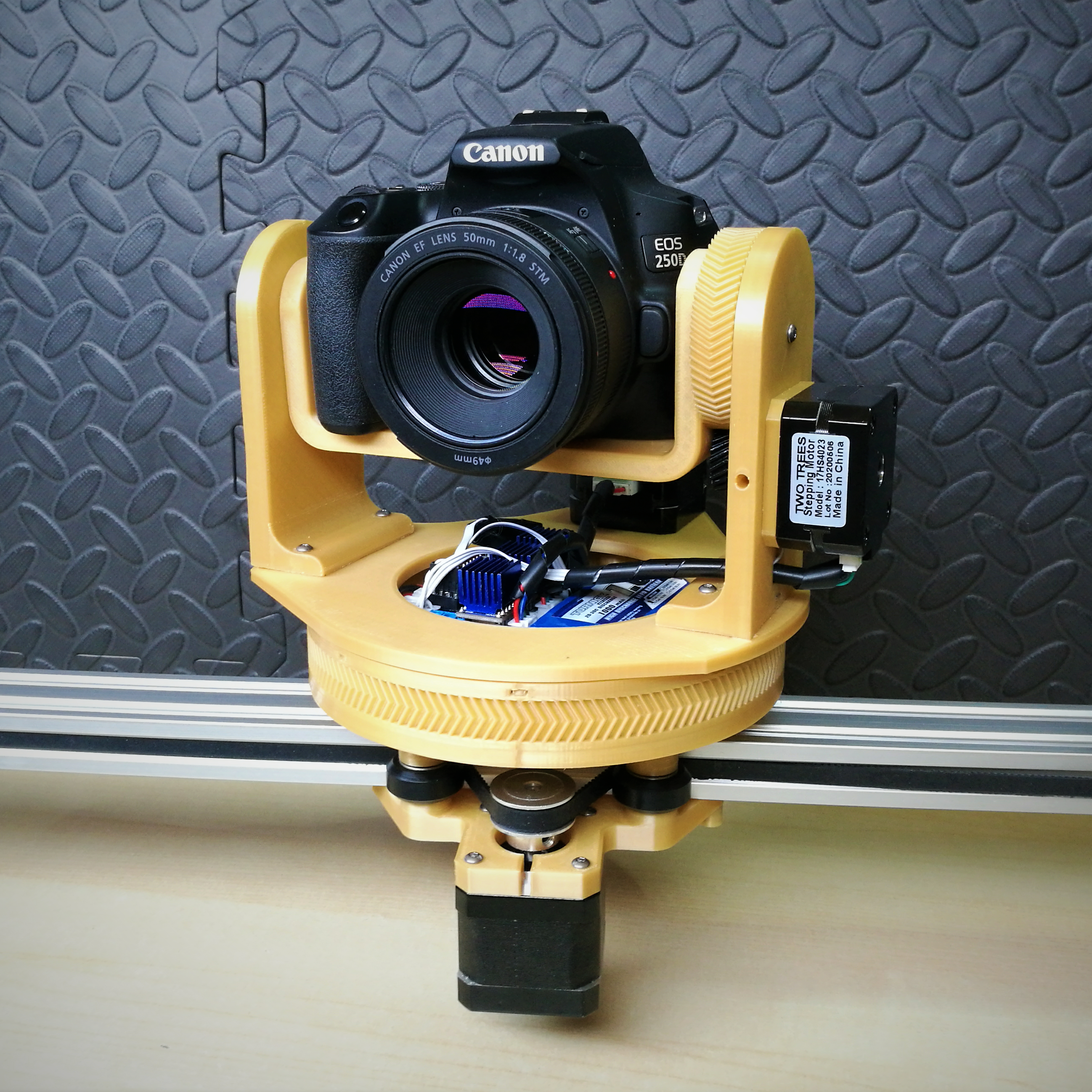 3-axis slider with camera .png